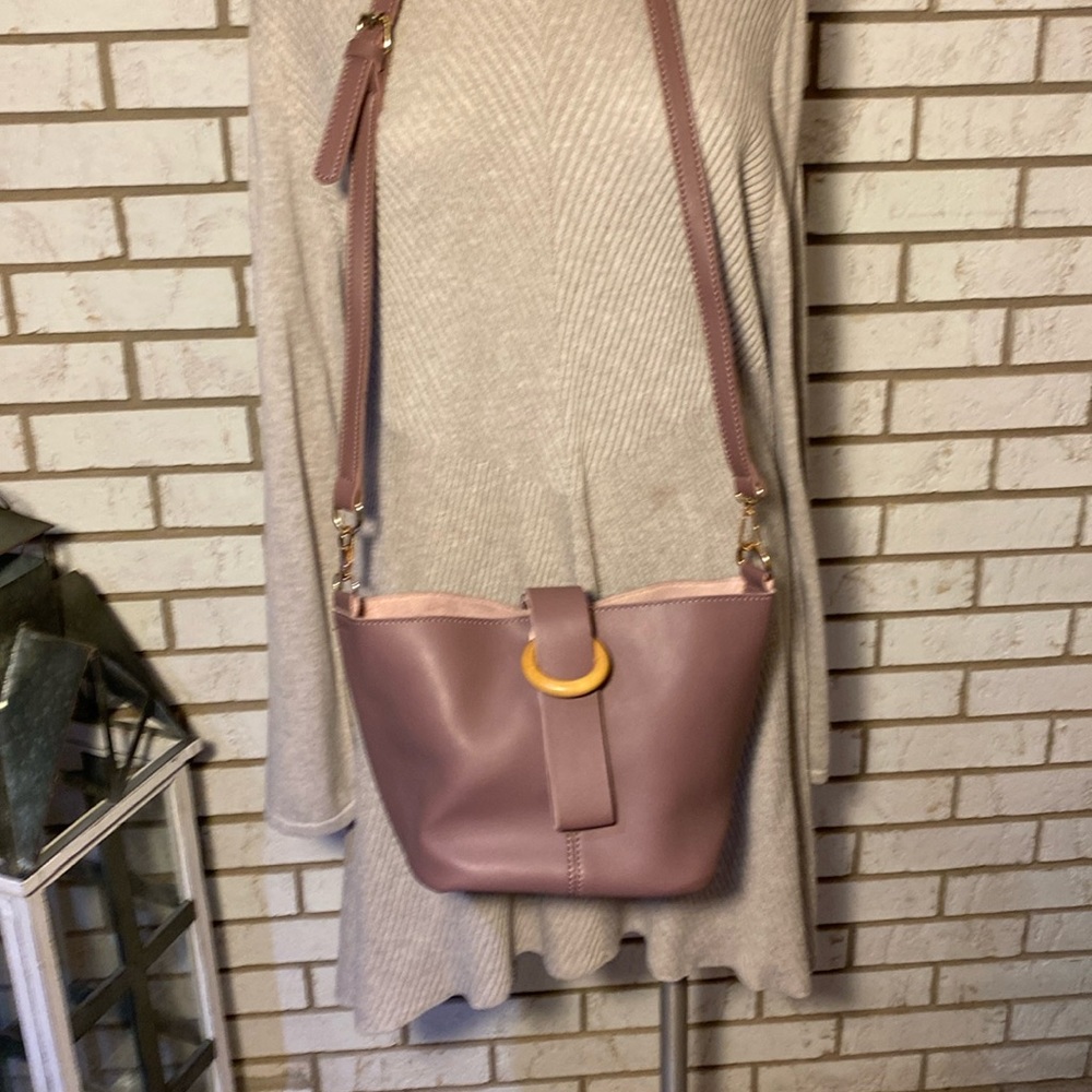 Shoulder bag / light lavender mauve color, wood ring closure w/ zip access bag